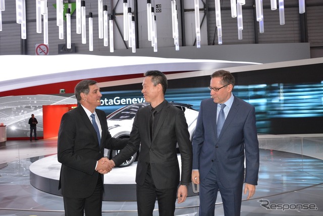 ジュネーブモーターショー16 左よりトヨタ・モーター・ヨーロッパのCEOであるヨハン・ファン・ゼイル氏、TOYOTA C-HRのチーフエンジニアである古場氏、トヨタ・モーター・ヨーロッパの副社長カール・シュリヒト氏