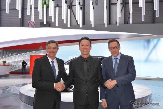 ジュネーブモーターショー16 左よりトヨタ・モーター・ヨーロッパのCEOであるヨハン・ファン・ゼイル氏、TOYOTA C-HRのチーフエンジニアである古場氏、トヨタ・モーター・ヨーロッパの副社長カール・シュリヒト氏
