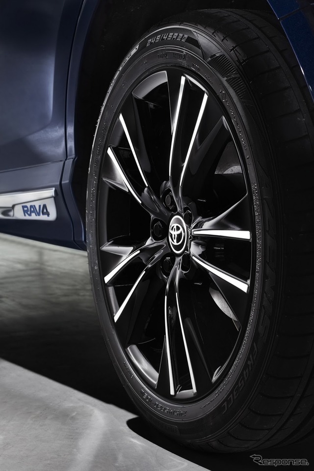 トヨタ RAV4ハイブリッド・サファイア