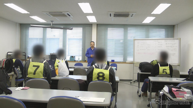 閉鎖環境滞在開始前の説明の様子(2016年2月5日・閉鎖滞在開始日撮影)
