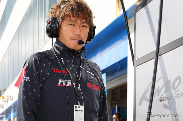 指揮を執る近藤真彦監督。