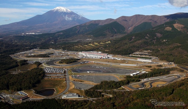 富士スピードウェイの全景。西ゲートは写真左奥（最終コーナー）の方向に位置する。