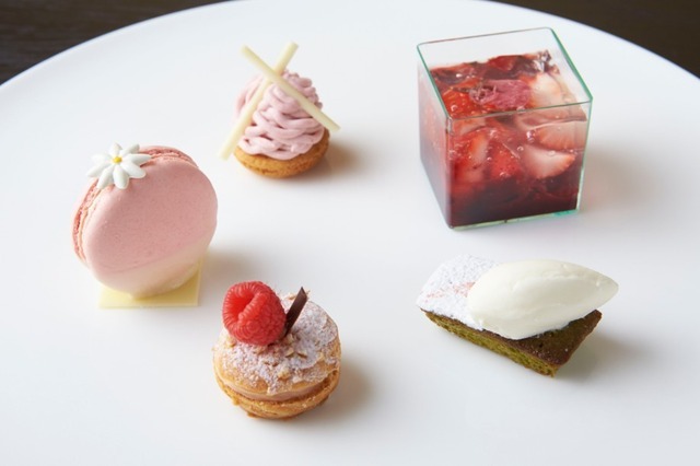 「MARTINI Blossom Lounge」桜スイーツプレート(1,800円)
