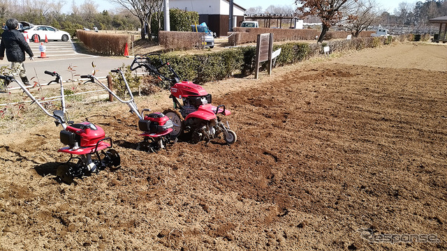 埼玉県宮代町の複合観光農園「新しい村」で3月に行われたホンダ新型耕うん機シリーズ体験会。新しい自走式小型耕うん機「サ・ラ・ダ FF500」や小型耕うん機「こまめ」「プチな」を畑で実際に走らせてみた