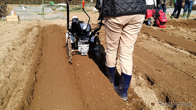 埼玉県宮代町の複合観光農園「新しい村」で3月に行われたホンダ新型耕うん機シリーズ体験会。新しい自走式小型耕うん機「サ・ラ・ダ FF500」や小型耕うん機「こまめ」「プチな」を畑で実際に走らせてみた