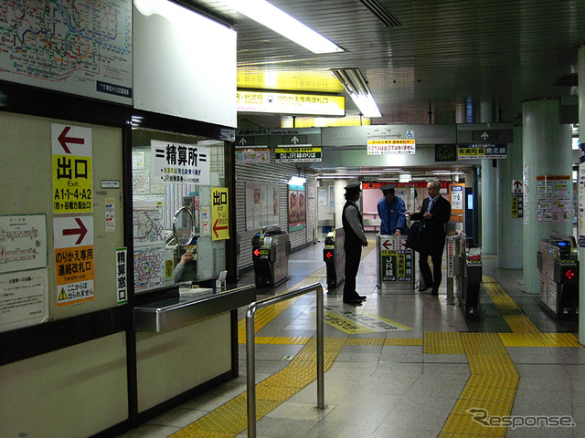 市ヶ谷駅は都営新宿線とJR中央線・東京メトロ有楽町線南北線を連絡する「地下鉄のりかえ専用口」に有人改札の囲い（ラッチ）が置いてある。こちらは現役で活躍中