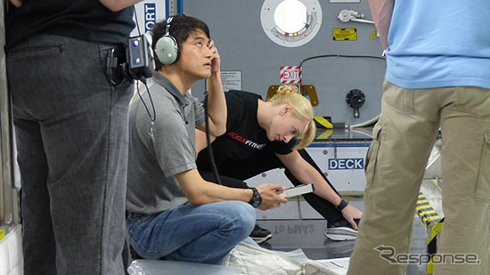 訓練を行う大西卓哉宇宙飛行士とキャスリーン・ルビンズ宇宙飛行士