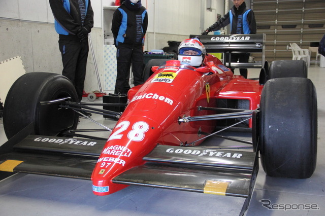 フェラーリ『F187』に乗り込みシートを確認