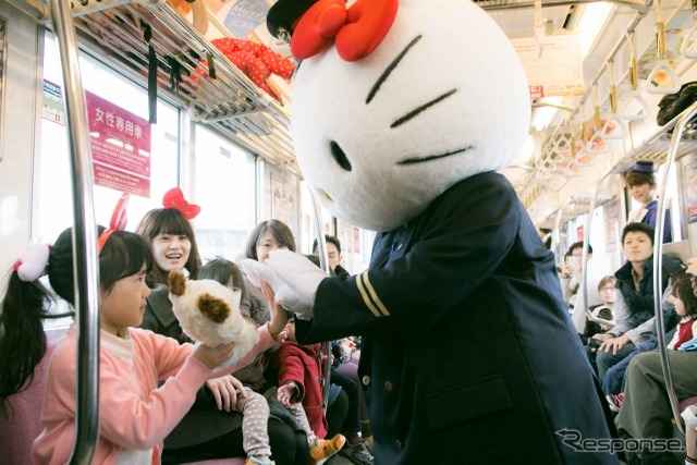 3月12日には、ハローキティ名誉駅長のほか、サンリオエンターテイメント野村高章常務、京王電鉄下川学相模原管区長らによるセレモニーも行われた