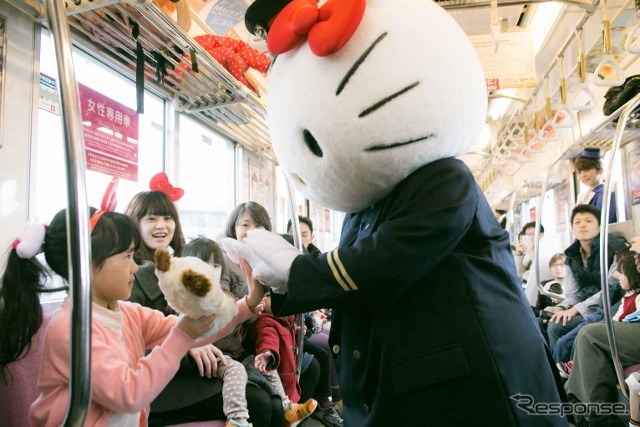 3月12日には、ハローキティ名誉駅長のほか、サンリオエンターテイメント野村高章常務、京王電鉄下川学相模原管区長らによるセレモニーも行われた