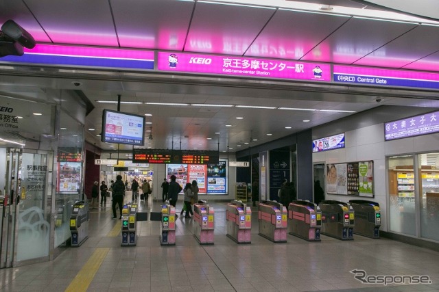 3月12日には、ハローキティ名誉駅長のほか、サンリオエンターテイメント野村高章常務、京王電鉄下川学相模原管区長らによるセレモニーも行われた