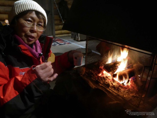 厳しい寒さの中を走った後は身体を温めるため、小屋に入って暖を取る