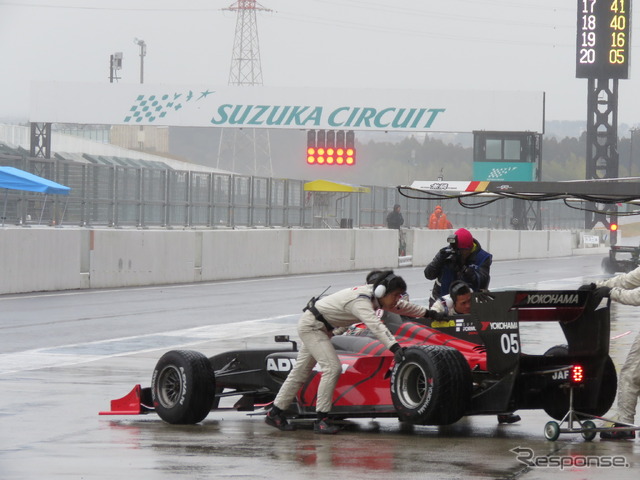 鈴鹿公式テスト初日は雨に(#05 はホンダのテストカー)。