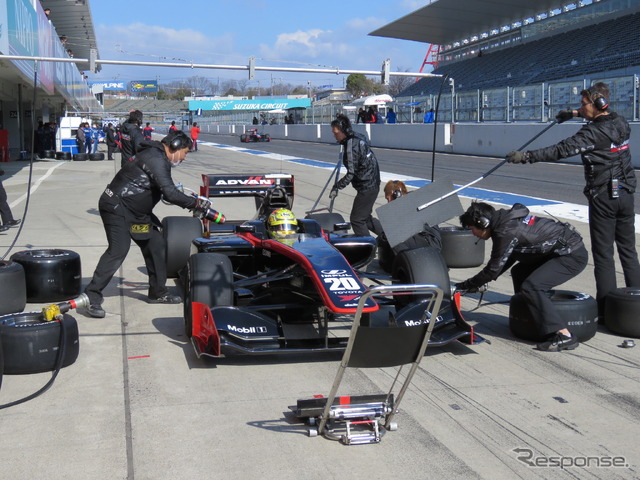 ピットストップ練習をこなす新人の#20 関口。