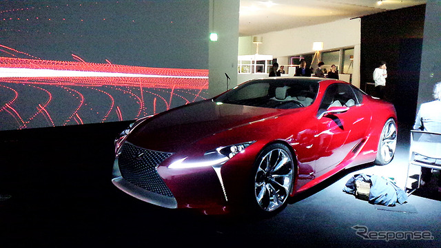 谷川じゅんじ氏、アーティスト・平川紀道氏、「LC500」デザイナー・森忠雄氏が登壇したトークショー「人間の感性とテクノロジーが切り開く、表現の新しい地平」(六本木ヒルズ森タワー52階 東京シティビュー、3月15日)