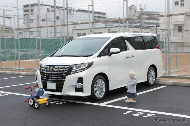 車の周囲の三輪車や子供の人形、運転席から見えているのか・・・