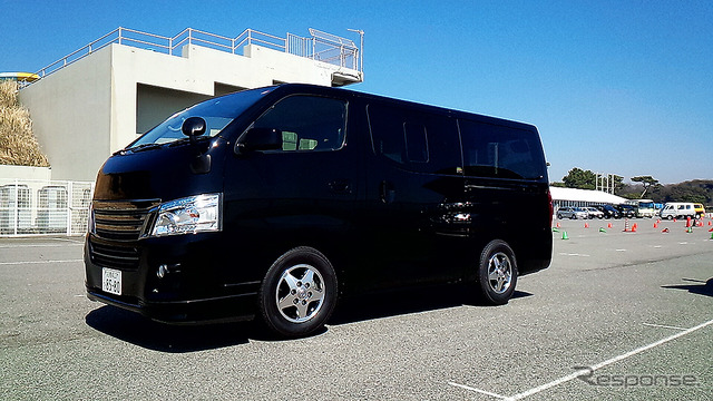 大磯で、1月にマイナーチェンジしたNV350キャラバンや海外向けタイタンやナバラなど、日産の小型商用車(LCV)ラインナップの展示・試乗が行われた