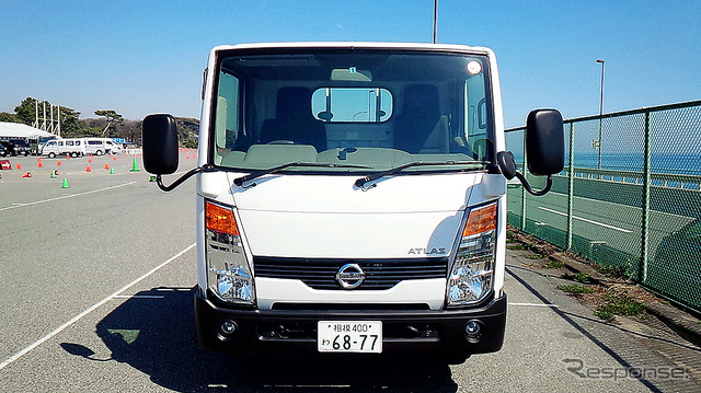 大磯で、1月にマイナーチェンジしたNV350キャラバンや海外向けタイタンやナバラなど、日産の小型商用車(LCV)ラインナップの展示・試乗が行われた