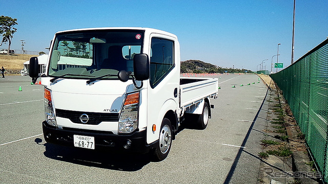 大磯で、1月にマイナーチェンジしたNV350キャラバンや海外向けタイタンやナバラなど、日産の小型商用車(LCV)ラインナップの展示・試乗が行われた
