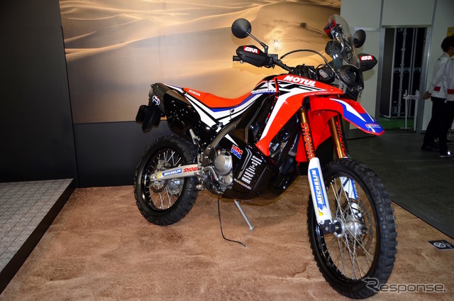 CRF250Lをベースに、ダカール・ラリー参戦マシン「CRF450 RALLY」のイメージを随所に採り入れたアドベンチャーモデルのプロトタイプ、CRF250 RALLY プロトタイプ。