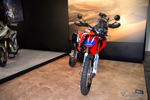 CRF250Lをベースに、ダカール・ラリー参戦マシン「CRF450 RALLY」のイメージを随所に採り入れたアドベンチャーモデルのプロトタイプ、CRF250 RALLY プロトタイプ。