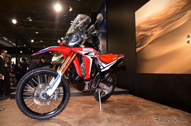 CRF250Lをベースに、ダカール・ラリー参戦マシン「CRF450 RALLY」のイメージを随所に採り入れたアドベンチャーモデルのプロトタイプ、CRF250 RALLY プロトタイプ。