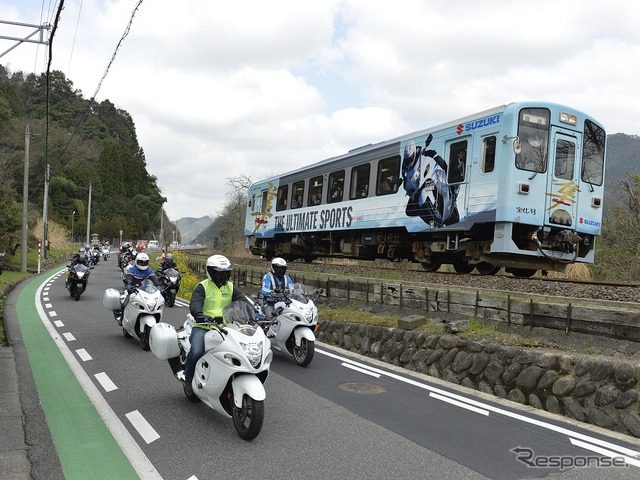 スズキの大型バイク「隼」のラッピングを施した若桜鉄道のWT3301「宝くじ号」。運行初日はバイクとの並走イベントも行われた。