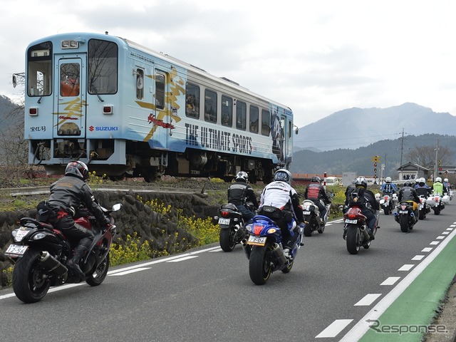 スズキの大型バイク「隼」のラッピングを施した若桜鉄道のWT3301「宝くじ号」。運行初日はバイクとの並走イベントも行われた。