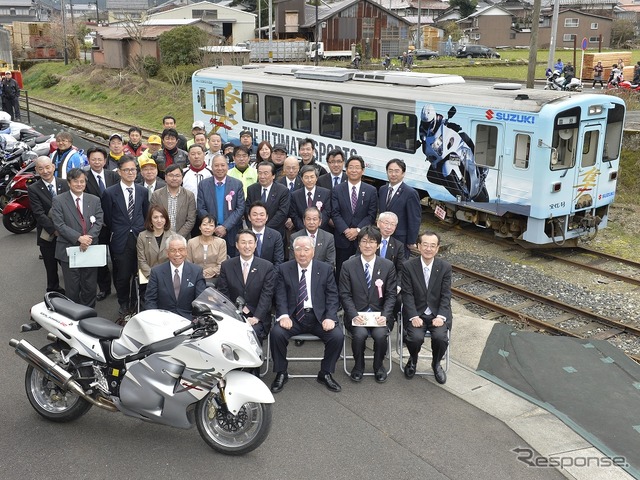 スズキの大型バイク「隼」のラッピングを施した若桜鉄道のWT3301「宝くじ号」。運行初日はバイクとの並走イベントも行われた。