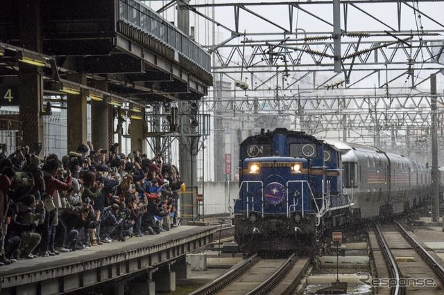札幌駅4番ホームに入線する上り最終『カシオペア』の回送列車。