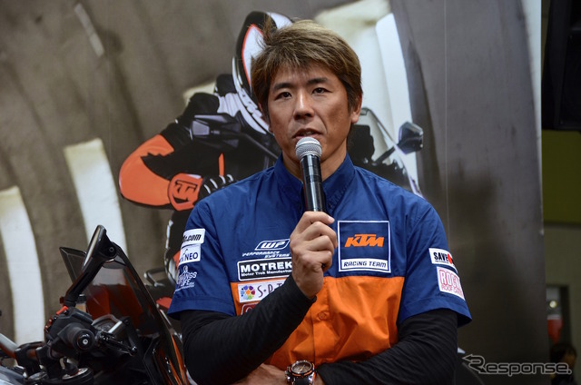 ダカールラリーで完走を果たした三橋淳選手のトークショー。