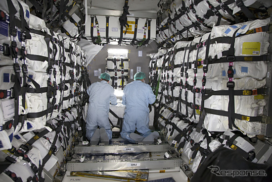 シグナス補給船運用5号機（OA-6）の与圧室内に積み込まれた物資の様子
