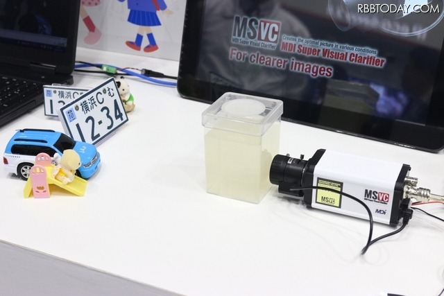 フルHD対応監視カメラ「DS6V【画像鮮明化モデル】」のデモ展示。白濁した水を使って画像鮮明化機能の効果を示していた(撮影:防犯システム取材班)