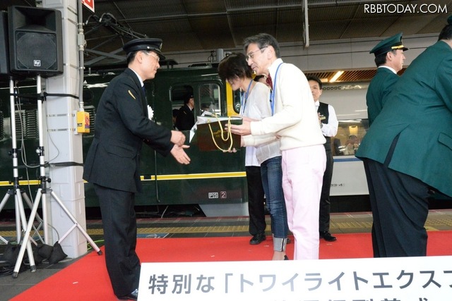 最後の乗客（40名）を代表して東京都武蔵野市在住の中村友晴さんと同市在住の中村綾子さんがそれぞれ記念品を受け取った。