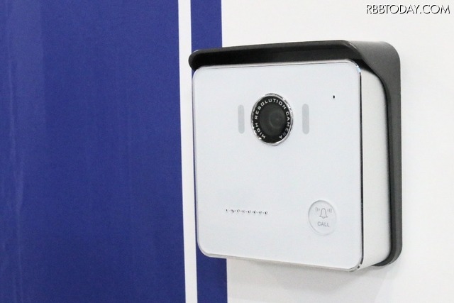 同サービスで重要な役割を果たすIoT化に対応するインターホン。同機の室内モニターにビッグデータに基づいた広告を表示させることで、完全0円化を実現していく構想だ(撮影:防犯システム取材班)