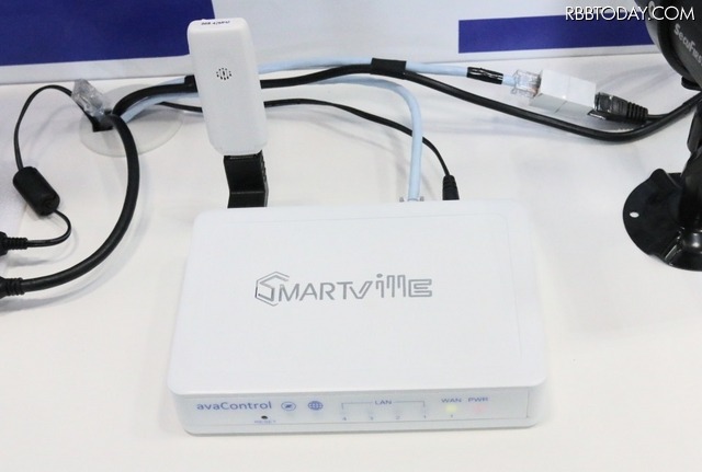 Z-WAVE、ZigBee、Wi-Fi、Bluetoothなど複数の無線通信規格に対応するホームゲートウェイ(撮影:防犯システム取材班)