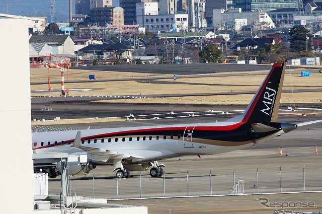 名古屋空港の展望デッキ左側からこのような状態でMRJの姿が見えた場合、試験飛行が実施される可能性が高い。