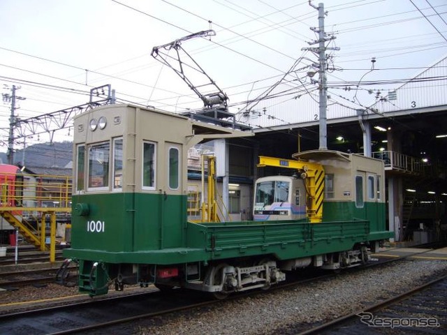 八瀬比叡山口駅では貨物電車のデト1000形が展示される。