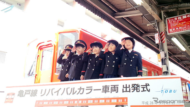 小村井駅ちかくにあるあづま幼稚園の園児ら(3月23日、亀戸駅)