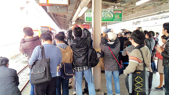 東武鉄道亀戸線で走り始めたリバイバルカラー8000系2両はインターナショナルオレンジにミディアムイエローの帯(3月23日、亀戸駅)