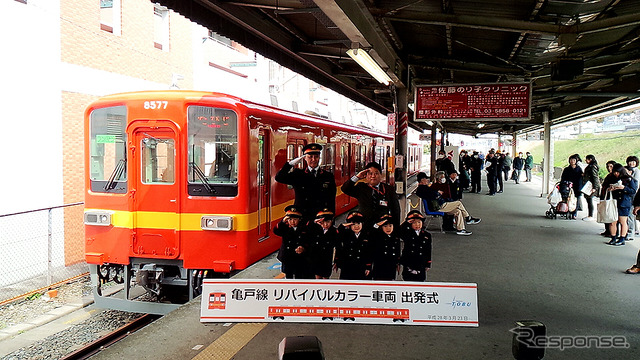 東武鉄道亀戸駅長・楠元道明氏、東武鉄道営業部スカイツリーライン営業支社長・今度祥一氏、小村井駅ちかくにあるあづま幼稚園の園児ら(3月23日、亀戸駅)