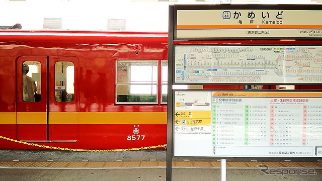 東武鉄道亀戸線で走り始めたリバイバルカラー8000系2両はインターナショナルオレンジにミディアムイエローの帯(3月23日、亀戸駅)
