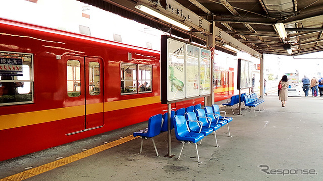 東武鉄道亀戸線で走り始めたリバイバルカラー8000系2両はインターナショナルオレンジにミディアムイエローの帯(3月23日、亀戸駅)