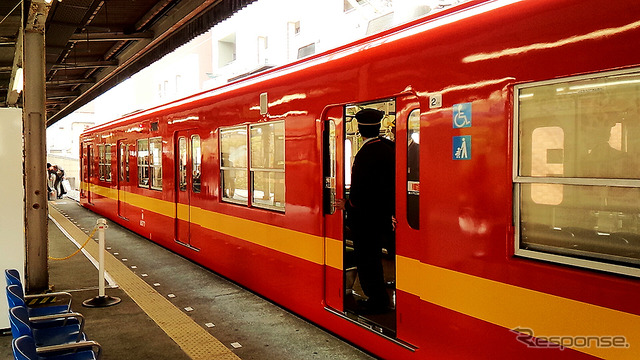 東武鉄道亀戸線で走り始めたリバイバルカラー8000系2両はインターナショナルオレンジにミディアムイエローの帯(3月23日、亀戸駅)