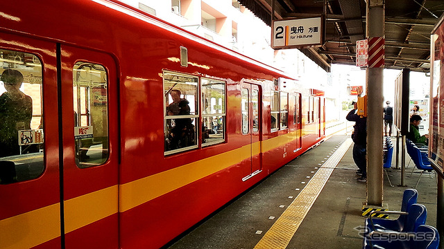 東武鉄道亀戸線で走り始めたリバイバルカラー8000系2両はインターナショナルオレンジにミディアムイエローの帯(3月23日、亀戸駅)