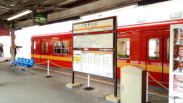 東武鉄道亀戸線で走り始めたリバイバルカラー8000系2両はインターナショナルオレンジにミディアムイエローの帯(3月23日、亀戸駅)