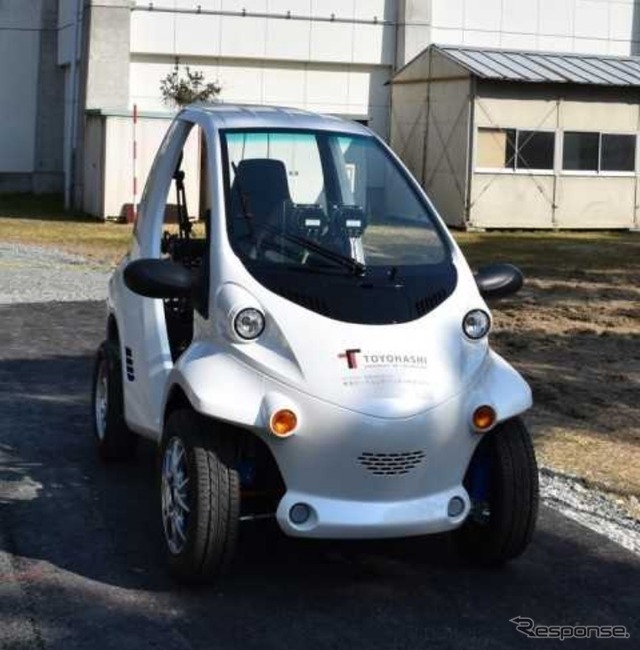 ワイヤレス給電で走行する電気自動車の屋外走行実験の様子