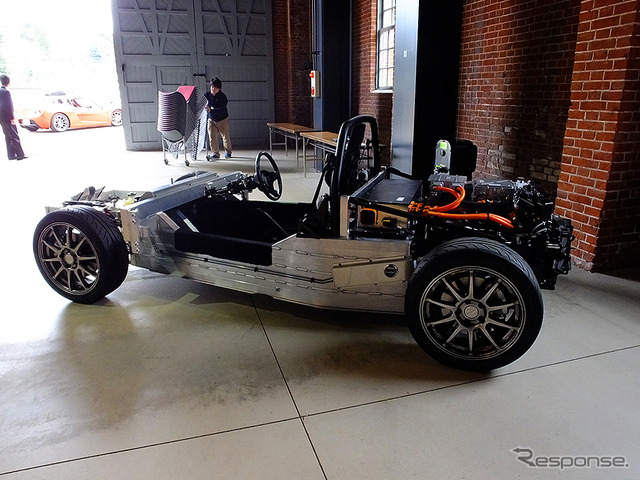 トミーカイラZZのプラットフォーム。溶接や組立は小阪金属工業(京都府舞鶴市)の新設工場(300平米)で行われる
