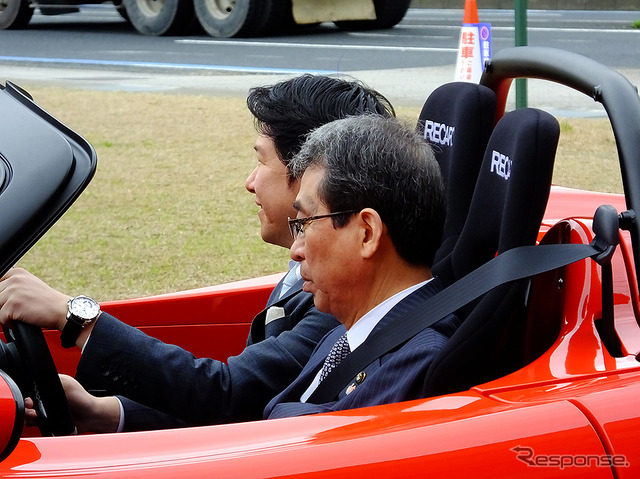 京都府舞鶴市の赤れんがパークで3月21日から始まったトミーカイラZZ量産開始記念展示。初日の3月21日には、舞鶴市の多々見良三市長、同社小間裕康社長や、製造を担う小阪金属工業の櫛田美樹社長が登壇した