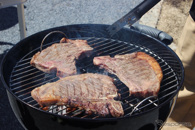 プランで用意されるバーベキュー。せっかくなので肉は大きめで楽しみたい。スペースや、油煙で汚れるのを嫌って、なかなか家では肉を焼くのも制限が多いもの。大きいまま焼けばしっかりと柔らかく焼き上がる。またその焼き上がりを待つ間、太陽と風の匂いと混ざるバーベキューの香りを体験するだけでも外に出る意味は大きい。